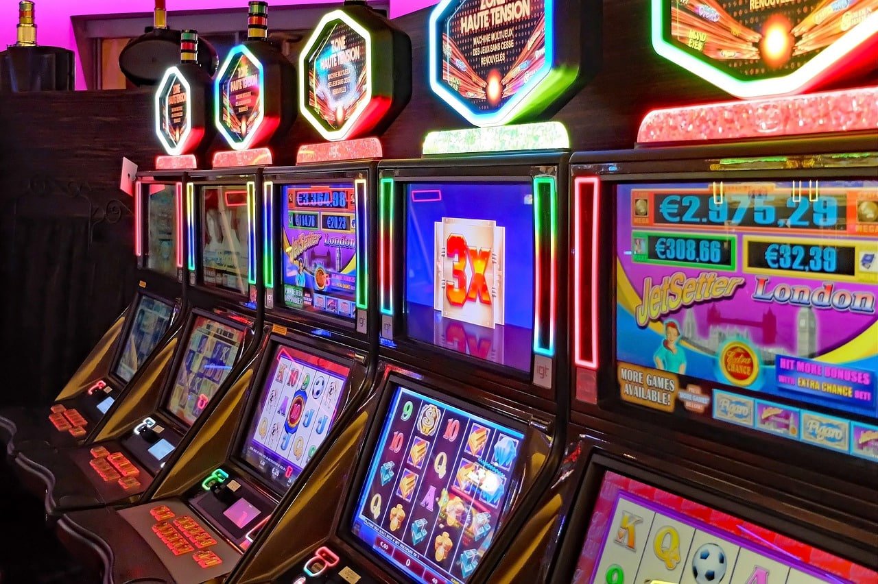 007Slot တိုက်ရိုက် ကာစီနို Live Table — Baccarat Dealer ကတ်ဖြန့်နေသောမြင်ကွင်း